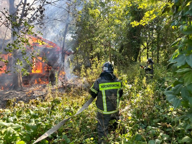 Пожарные потушили пожар в заброшенном доме в Праслово под Можайском