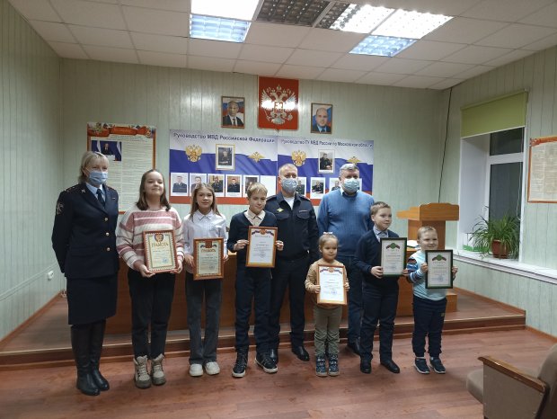 В Можайске полицейские и общественники наградили участников конкурса детских рисунков