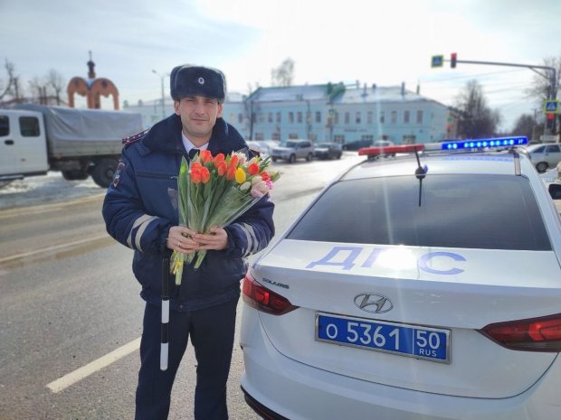 В Можайске полицейские провели акцию «Цветы для автоледи»