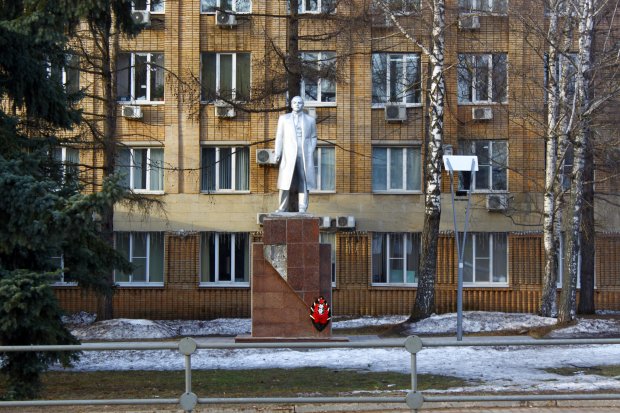 С памятника Ленину в Можайске опять оторвалась гранитная плитка