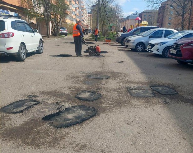 У дома №6 по улице Мира в Можайске починили дорогу, однако житель недоволен качеством работы