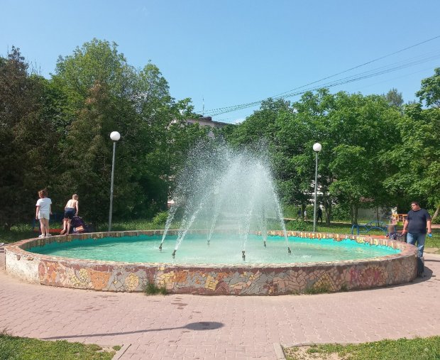В Можайске починили «юбилейный» фонтан у ЗАГСа 