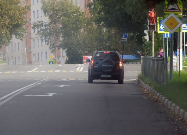 Новая разметка на перекрестке улиц 20 Января и Мира в Можайске сбила с толку водителей