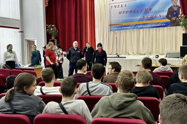 В Можайске сотрудники Госавтоинспекции напомнили студентам о ПДД в зимний период