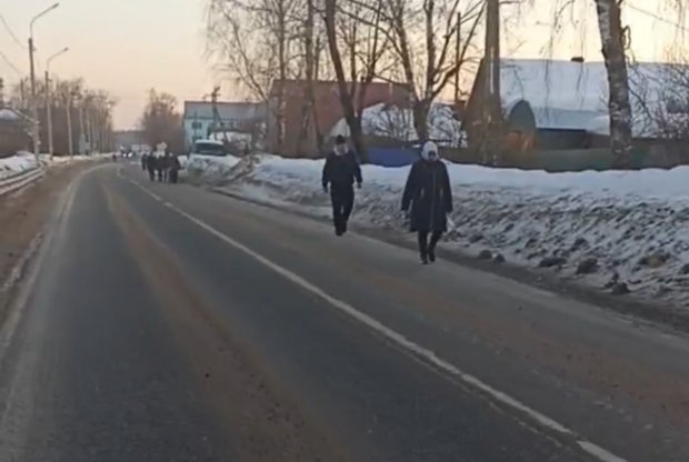 В Уваровке дети вынуждены ходить в школу по проезжей части 