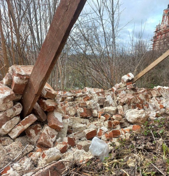 Ограждение Кремлевского моста в Можайске вновь обрушилось