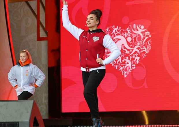 Чемпионка мира по самбо Карина Черевань провела зарядку на выставке «Россия» 