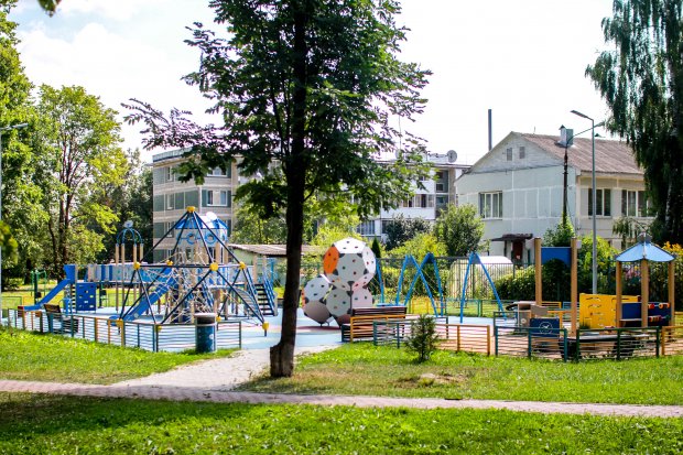 В Можайском округе модернизируют 10 детских игровых площадок 
