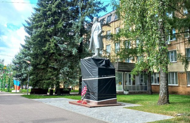 Памятник Ленину в Можайске укутали в черное